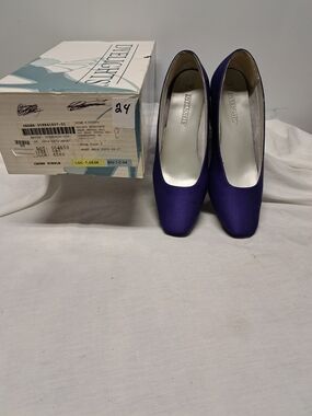 DeLicious Women's Purple Satin Pumps